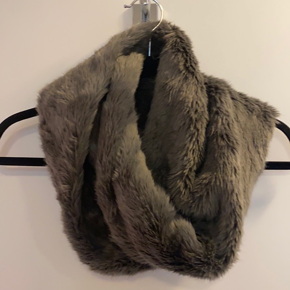 Topshop twisted faux fur snood - Picture 1 of 2